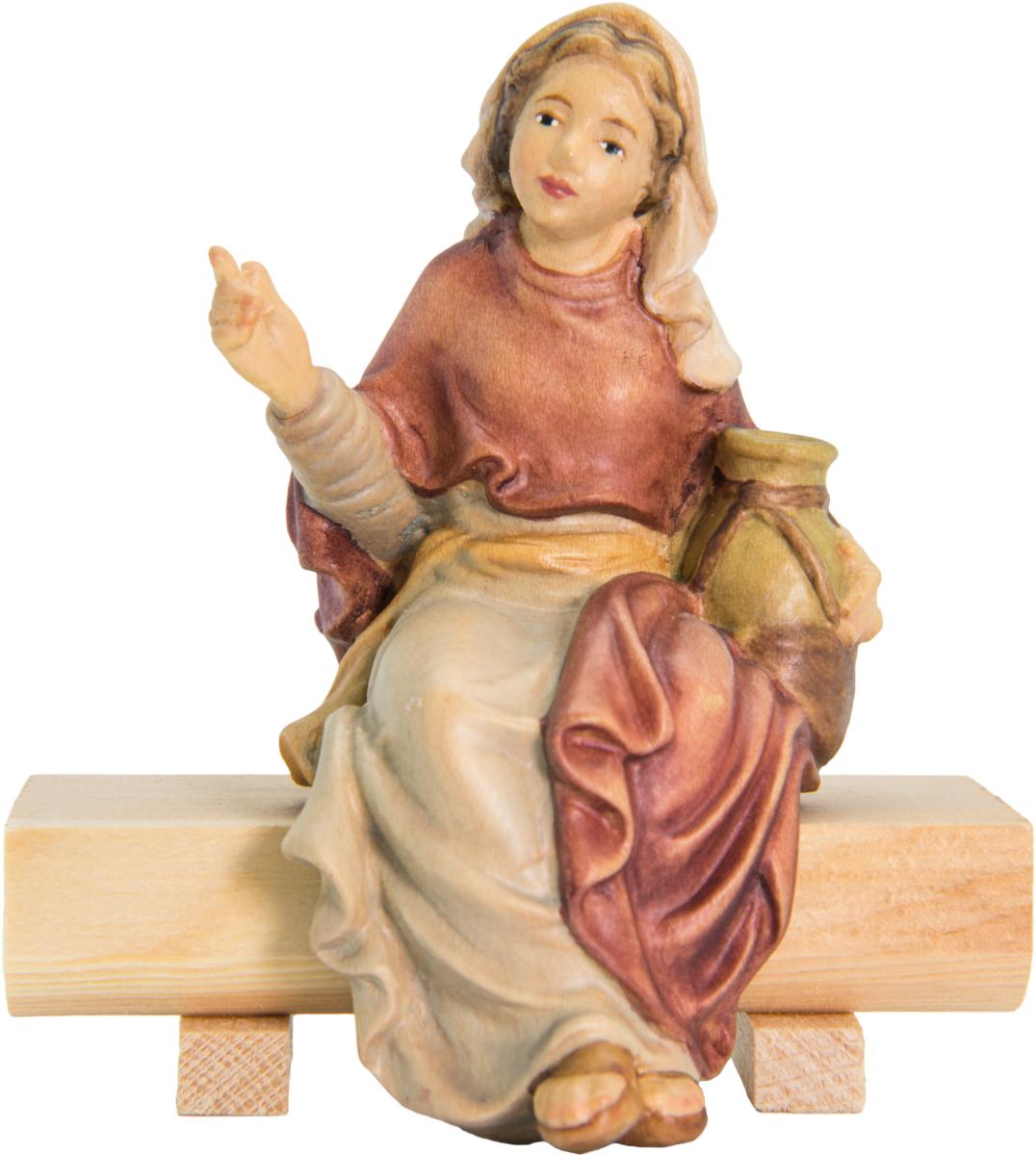 Pastorella con brocca d'acqua seduta sul tronco - 6.0 cm