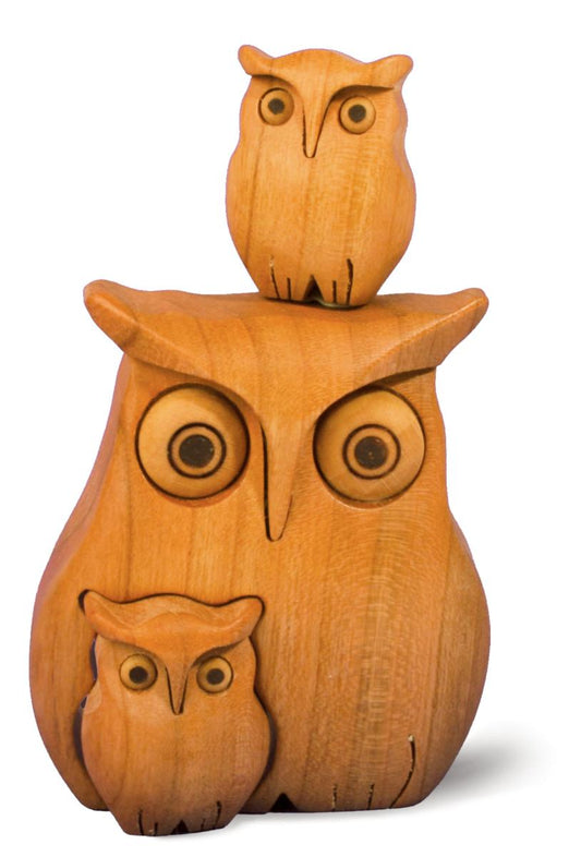 Gufo in legno con due piccoli gufetti