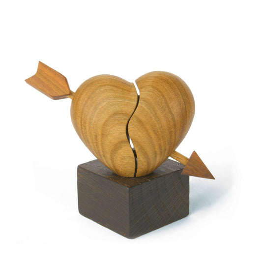 Cuore con freccia scolpito in legno